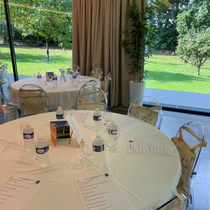 salle de séminaire avec repas sur table ronde