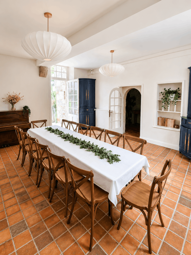 table dressée en intérieur pour evenement en manoir de penfao