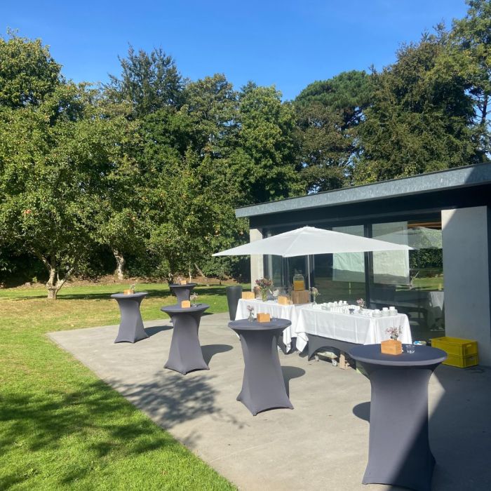 buffet traiteur dans le jardin du manoir de penfao
