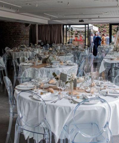 table dressée dans un manoir pour un repas de mariage