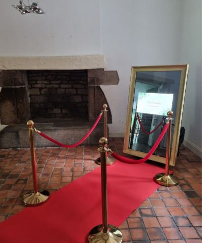 tapis rouge pour une entrée décorée dans un manoir en finistère