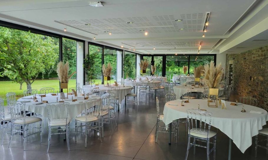 salle de réception dressée avec table dans le manoir de penfao