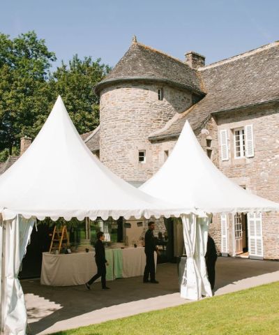 installation traiteur avec barnum devant le manoir de penfao