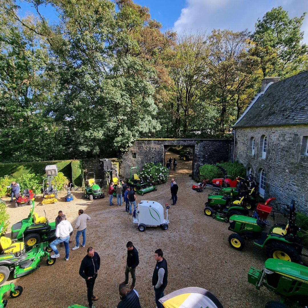 présentation produits dans un jardin d'un manoir