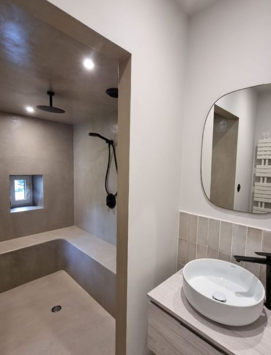 salle de bain avec douche dans le manoir de penfao