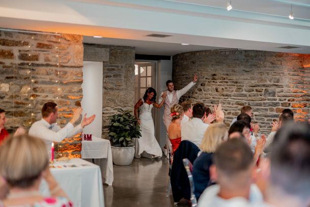 arrivée des mariés dans la salle au manoir de penfao