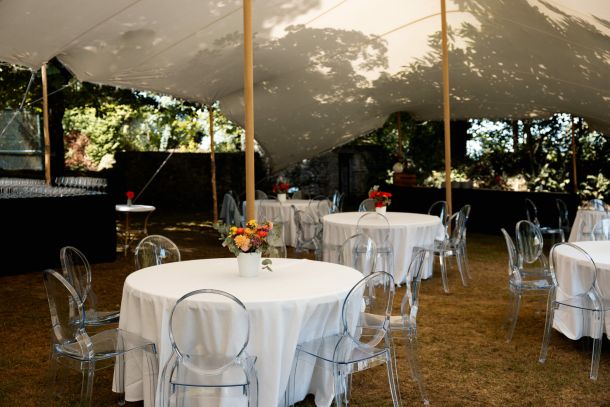 agencement des tables sous une tente de réception au manoir de penfao