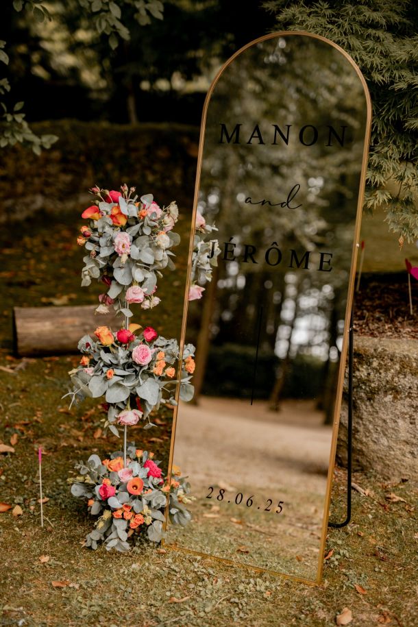 decoration pour un mariage avec miroir et fleurs