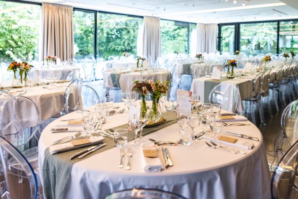 mise en place de tables lors d'un mariage au manoir de penfao